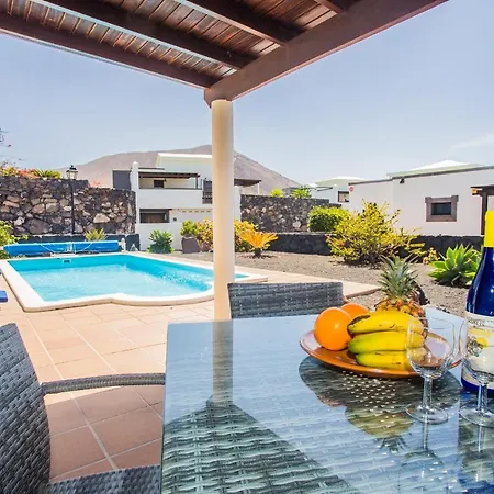 Villa Eslanzarote Eleonor, Super Wifi, Heated Pool, Sat Tv
